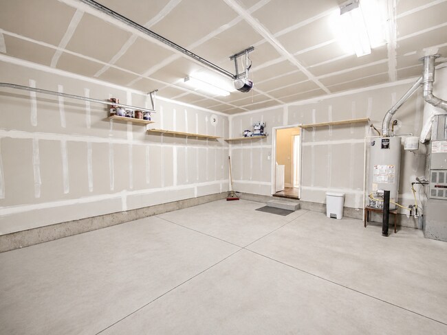 Building Photo - Spacious 3BR Home with Private Yard Near Alpenglow Park
