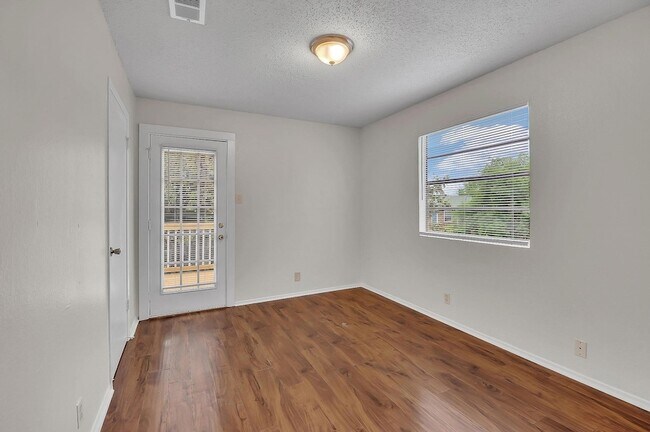 Building Photo - 500 Algerita Dr