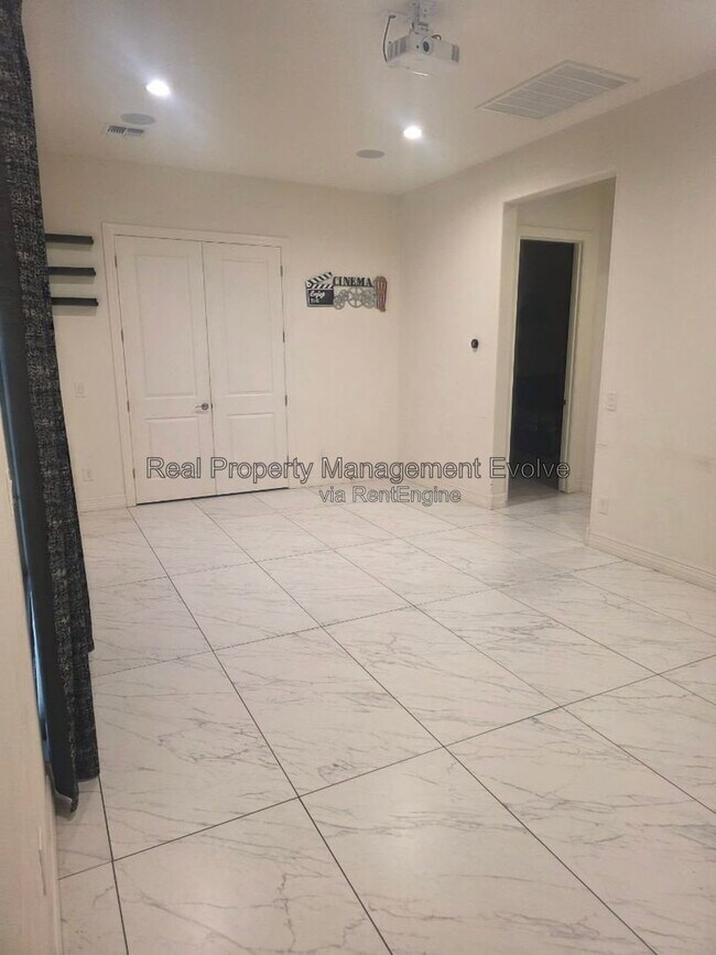 Building Photo - 2307 E Mahogany Pl