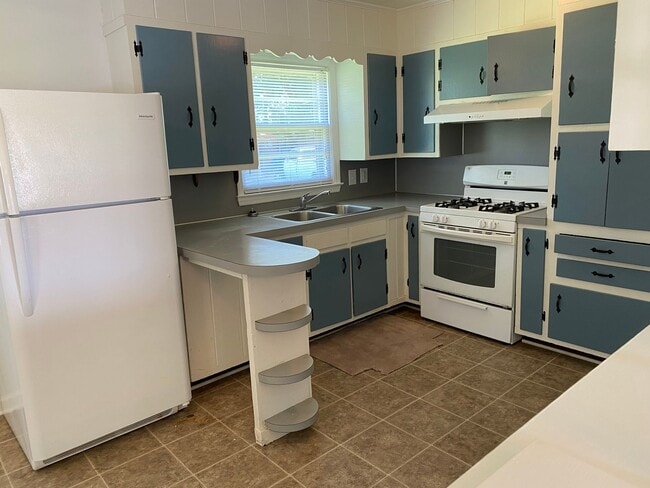 Building Photo - 3 Bed 1 Bath House with Spacious Backyard
