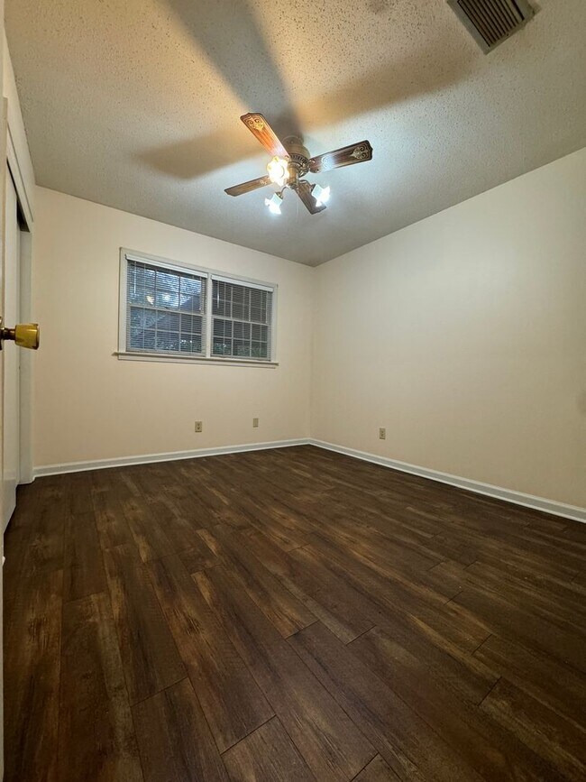 Building Photo - 702 Sandhurst Dr