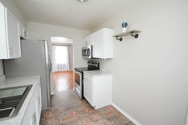 Building Photo - Impeccable updated home just blocks from downtown!