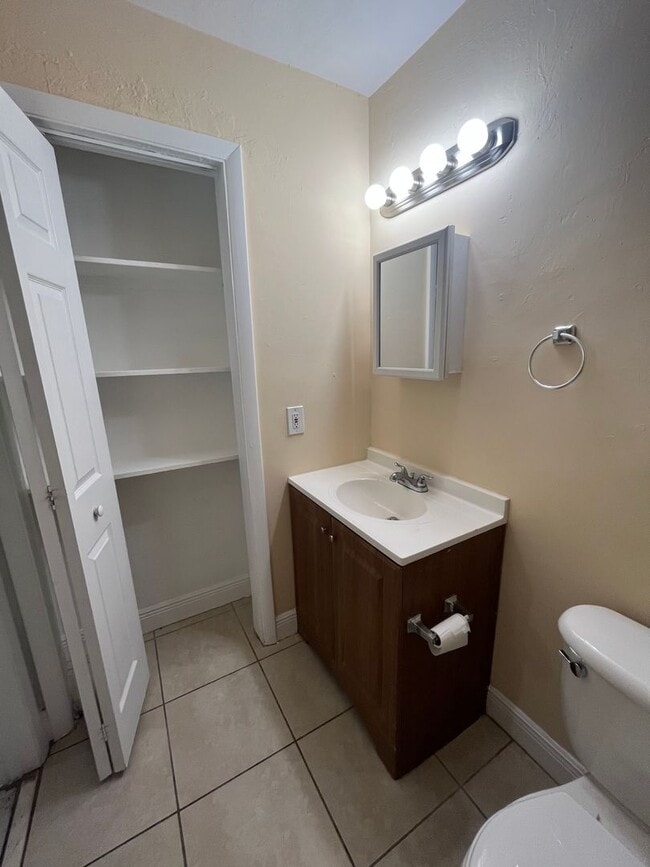 Building Photo - 4/2 Home for rent, all tile floors, central ac.