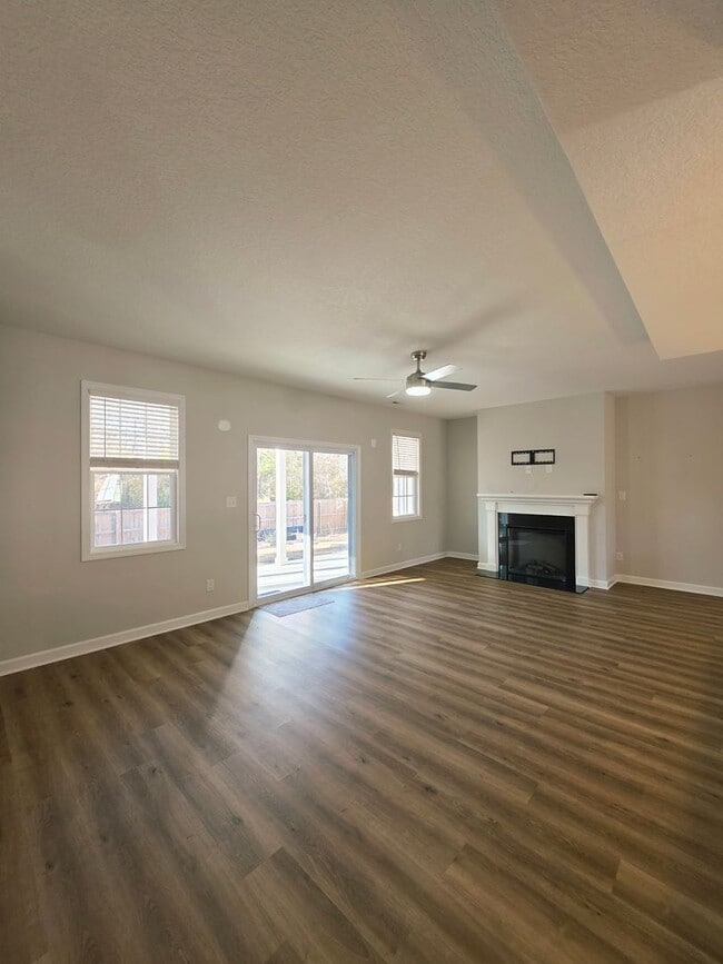 Building Photo - 4 Bedroom #3 Bath Towne Pointe