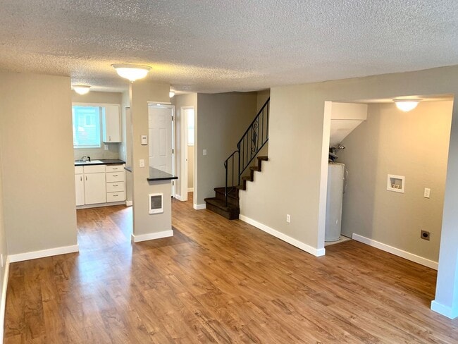 Building Photo - 2 Bedroom Town House!