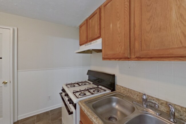 Building Photo - 671-673-673 S Wheatland Ave