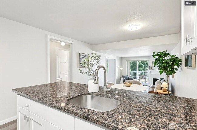 Building Photo - 9484 Redmond - Woodinville Rd NE