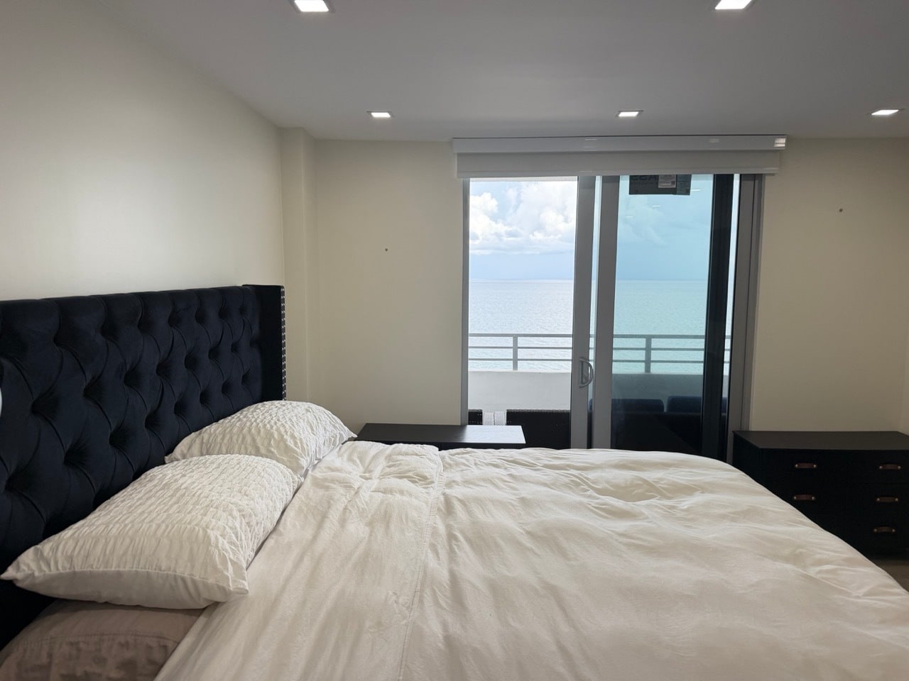 Second Bedroom - Queen Bed with Ocean View - 5555 Collins Ave