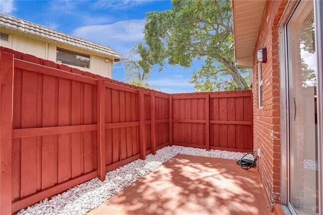 Building Photo - 12 NE 20th Ct