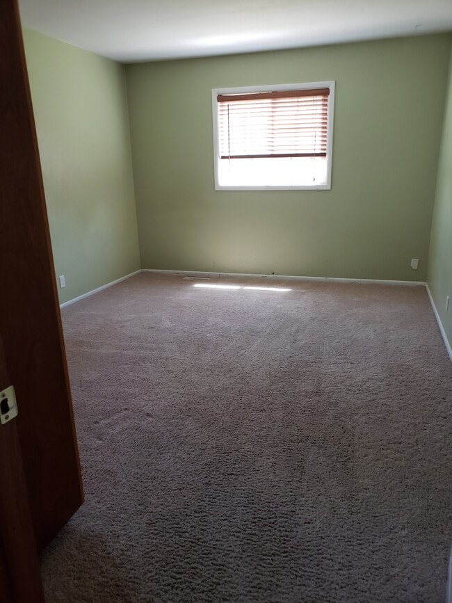 1st bedroom - 124 SW Davis Ave