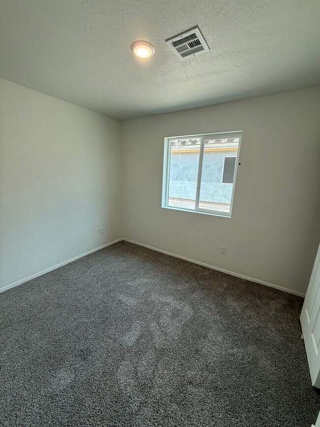 Building Photo - BRAND NEW 4 Bedroom in Desert Sands!