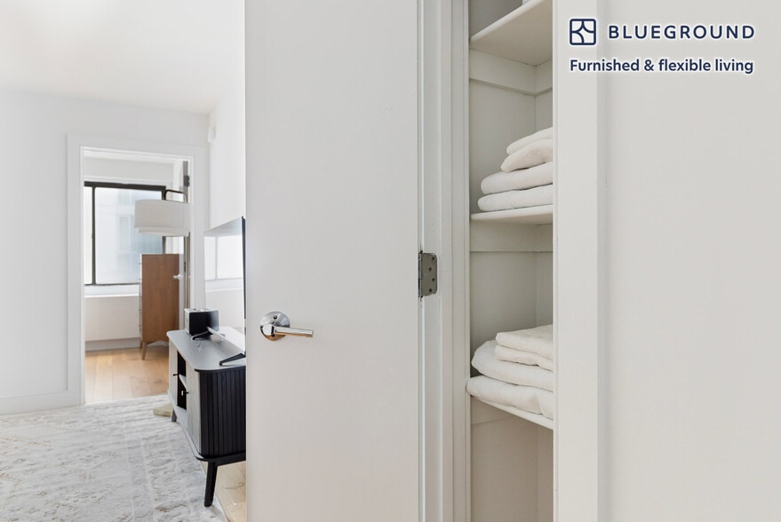 Building Photo - 230 E 44th St