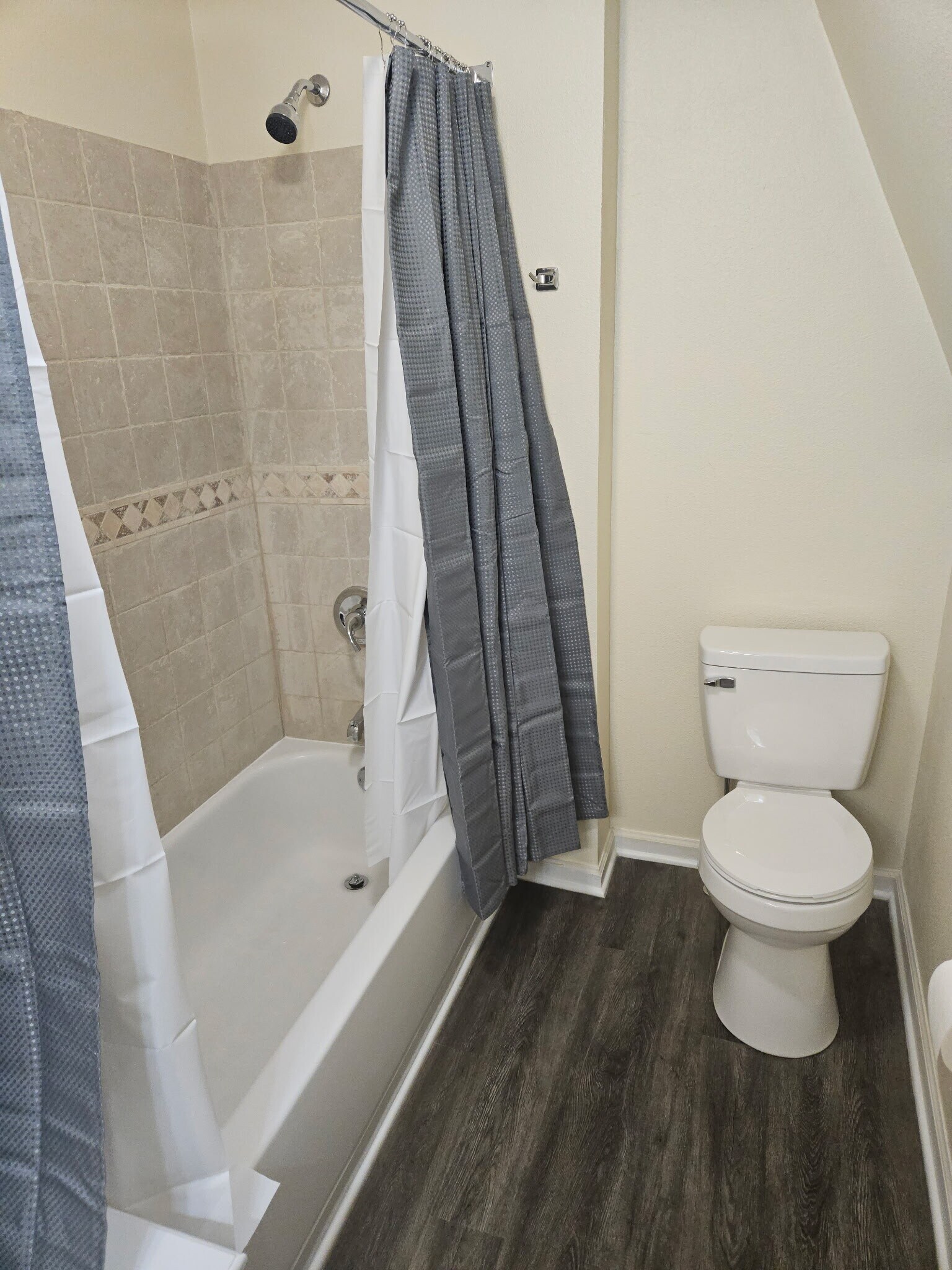 Tub/shower 2nd floor - 1214 5th Ave