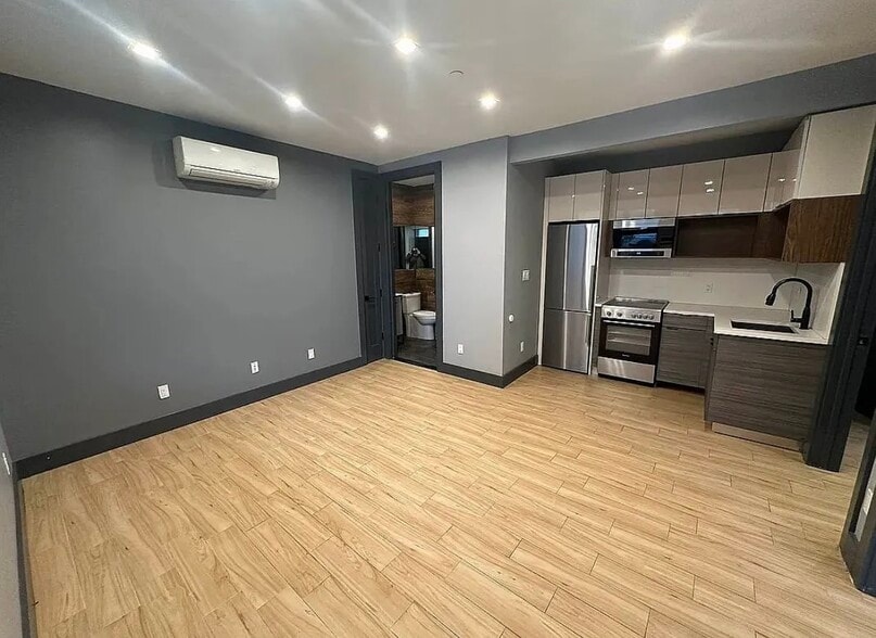 Primary Photo - 78 Rockaway Ave