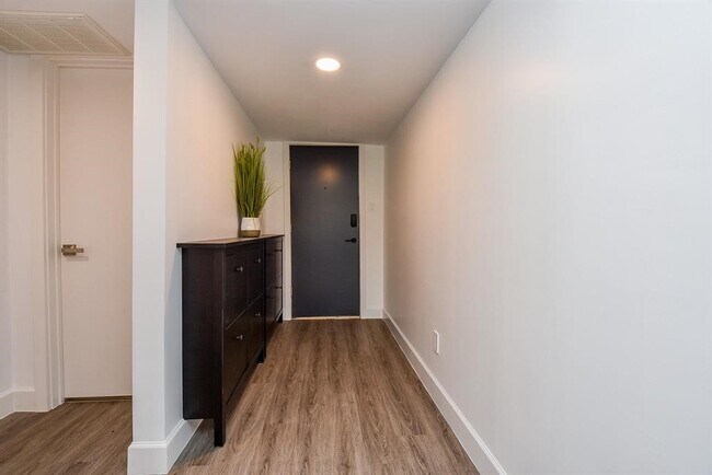 Building Photo - 357 N Post Oak Ln