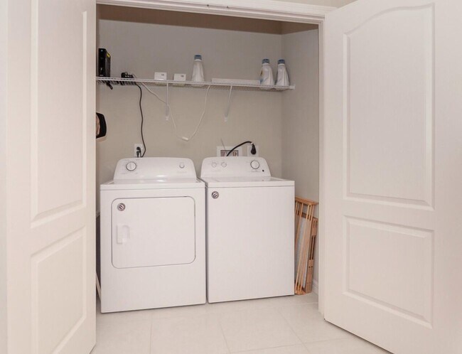 Building Photo - 1618 Merriment Way