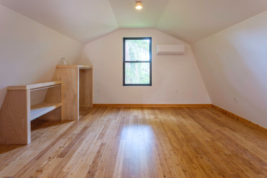 Building Photo - 10 Linden Dr