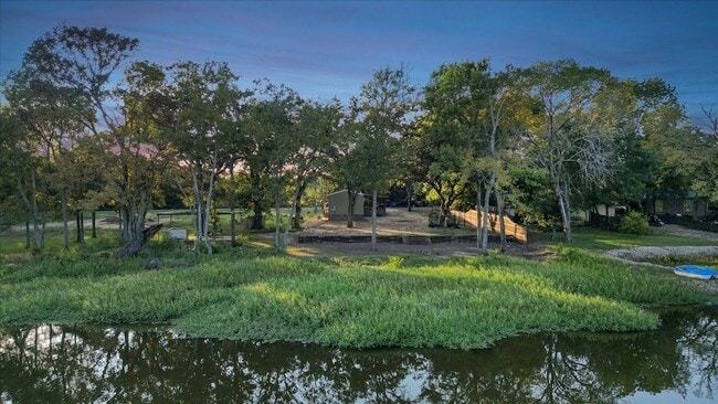 Building Photo - 409 Willow Dr