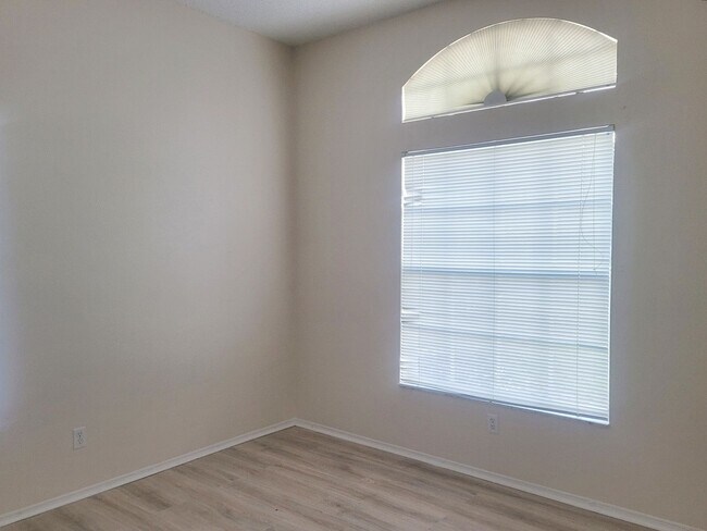 Building Photo - 3/2/2 Home with many upgrades in the 34609...