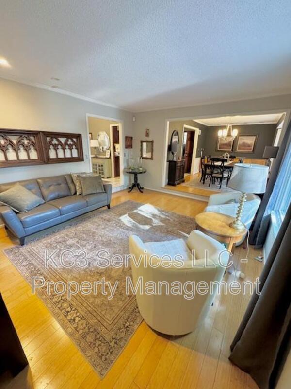 Building Photo - 615 E 101st Ter