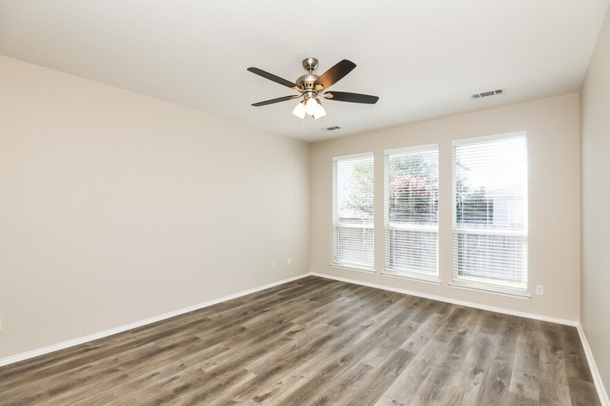 Building Photo - 9909 Amaryllis Ln