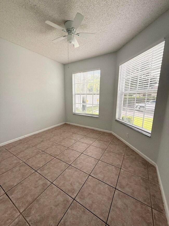Building Photo - 12077 Pointe Cir