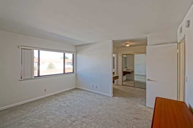 Building Photo - Bright & Airy, End-Unit 3BR2.5BA Townhouse w/ 2-Car Garage in Beautiful Gated Community w/ Pool &...