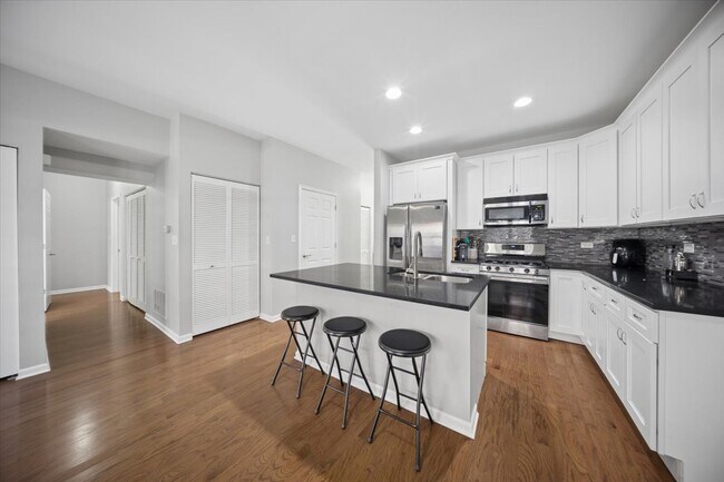 Building Photo - 943 W College Pkwy