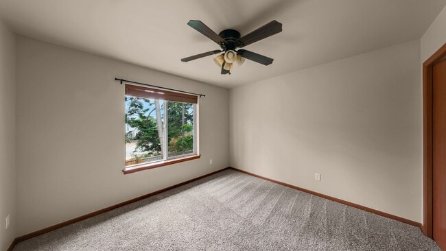 Building Photo - 3 Bed 2.5 Bath - Townhome - Pet Friendly - NAS Whidbey