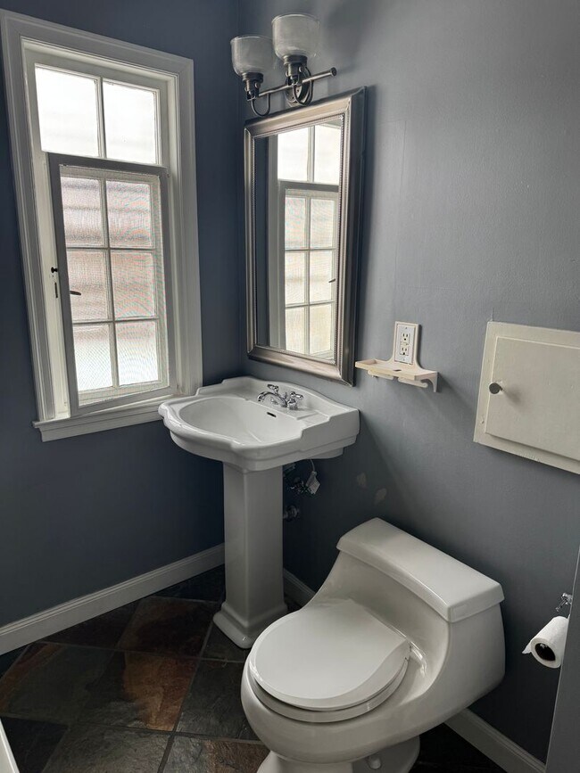 Building Photo - 3 Bedroom 1.5 Bath Single Family Home - Upper Arlington Schools