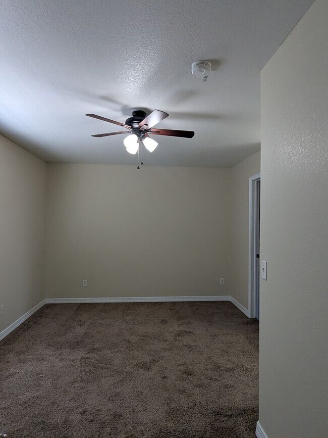 Building Photo - Beautiful 2 Story Townhome with 3 Car Garage!