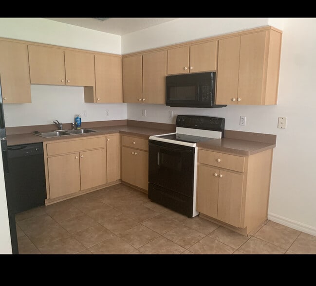 Kitchen - 7406 Canterbury St