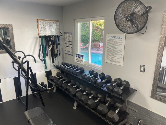 Free Weights - 2721 2nd St
