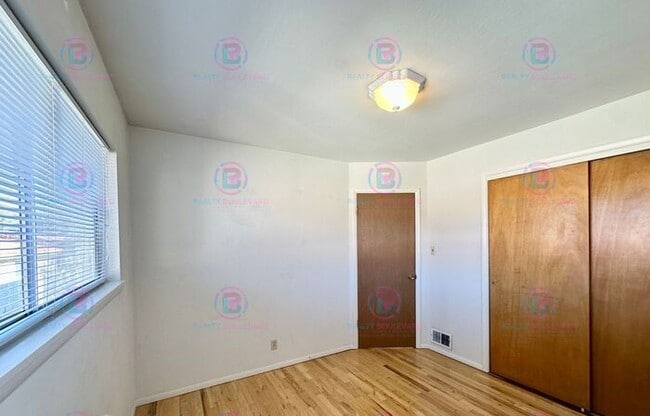 Building Photo - Delightful One-Bedroom + Office Near Idlew...