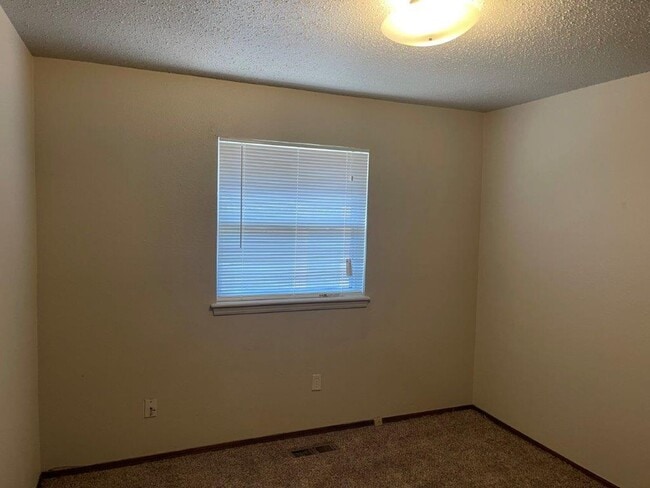 Building Photo - 2 bed, 1 and 1/2 baths with a 1 car garage and new countertops! cute duplex for rent near SW 89th...