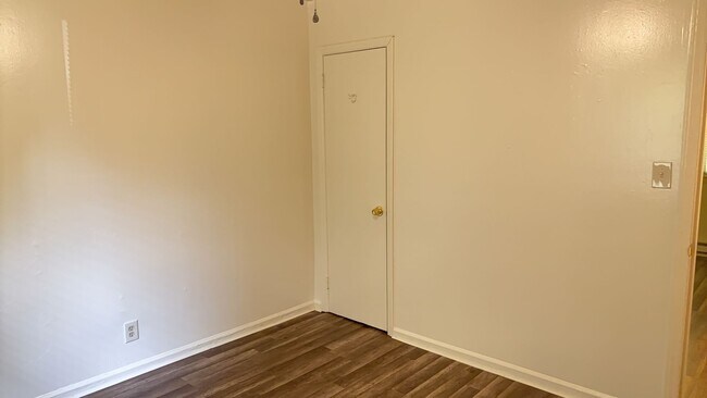 Building Photo - SRP-SH048-2033 Fallsdale Drive 1-4