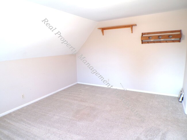 Building Photo - House For Rent