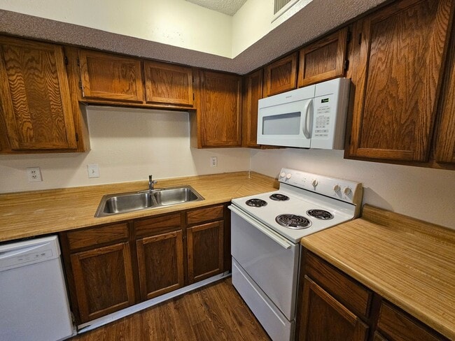 Building Photo - Ready for immediate move in!