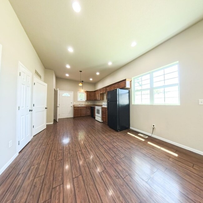 Building Photo - Newly updated 2 bedroom 1 bathroom