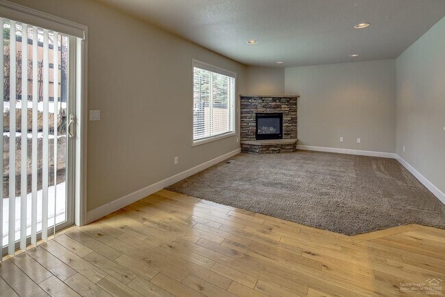 Building Photo - Beautiful 3 Bed/2.5 Bath Two-Story Duplex ...