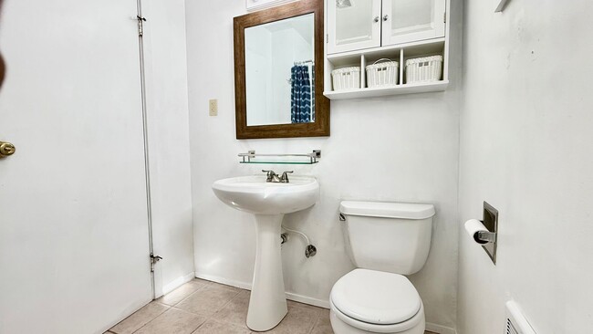 Building Photo - Central Olympia 2 Bedroom Townhome - Avail...