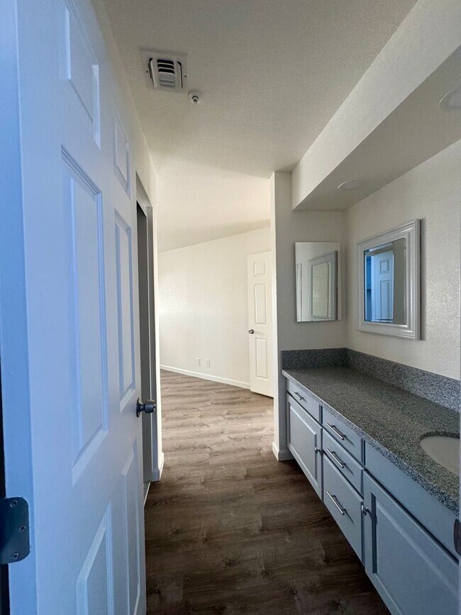Building Photo - Stunning Remodeled 3-Bed Condo with River ...
