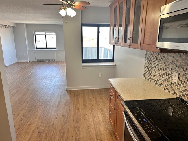 Building Photo - 300 Lynn Shore Dr