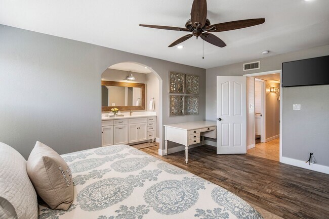 Building Photo - **STUNNING 3 BEDROOM/2 BATHROOM FULLY RENOVATED HOME IN SCOTTSDALE!! (THUNDERBIRD & 52ND ST)**