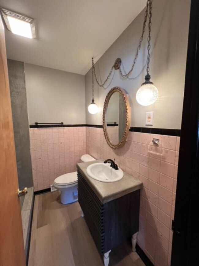 Building Photo - Charming 2BR Apartment Near Downtown Urbana + Garage