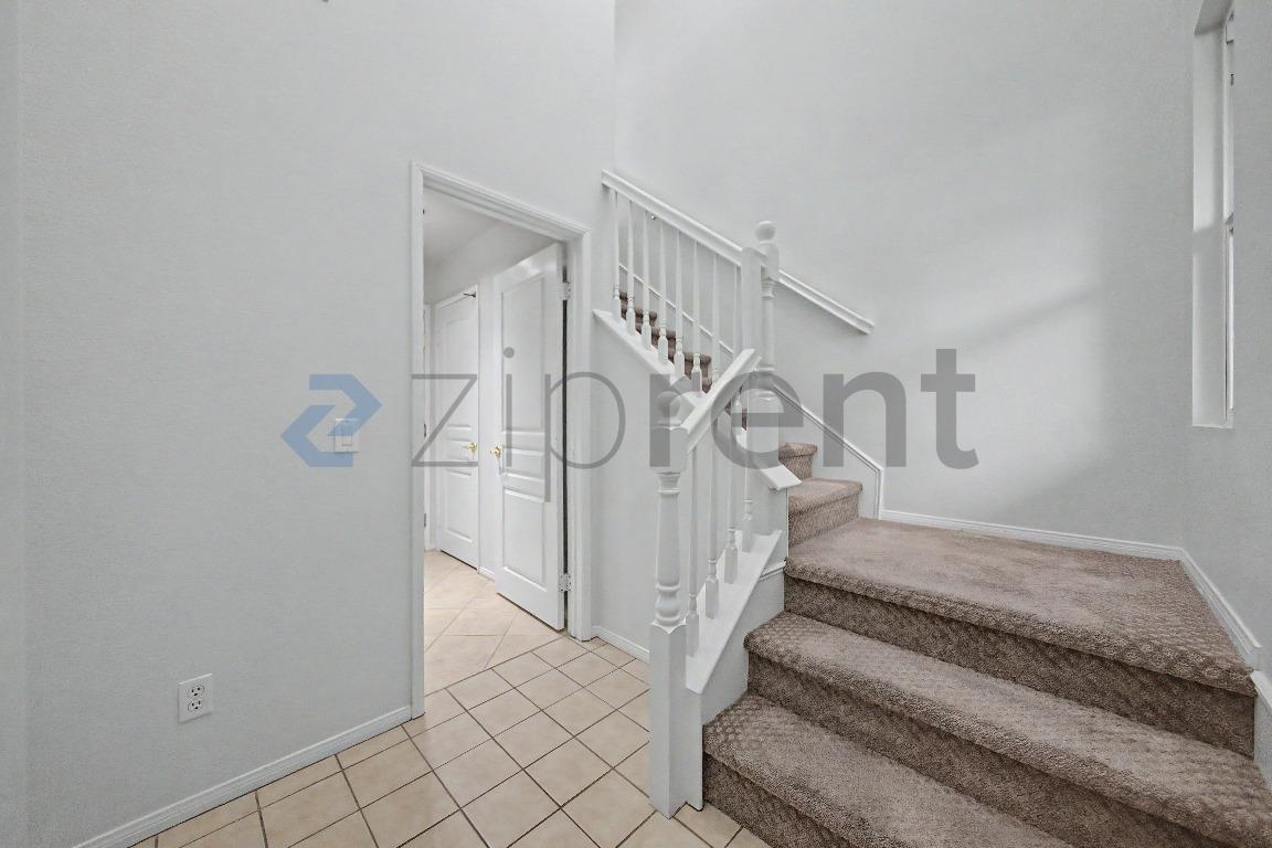 Building Photo - Unit 2