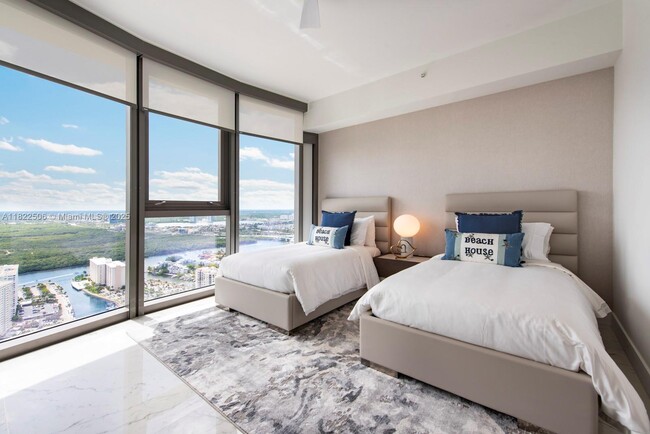 Building Photo - 15701 Collins Ave