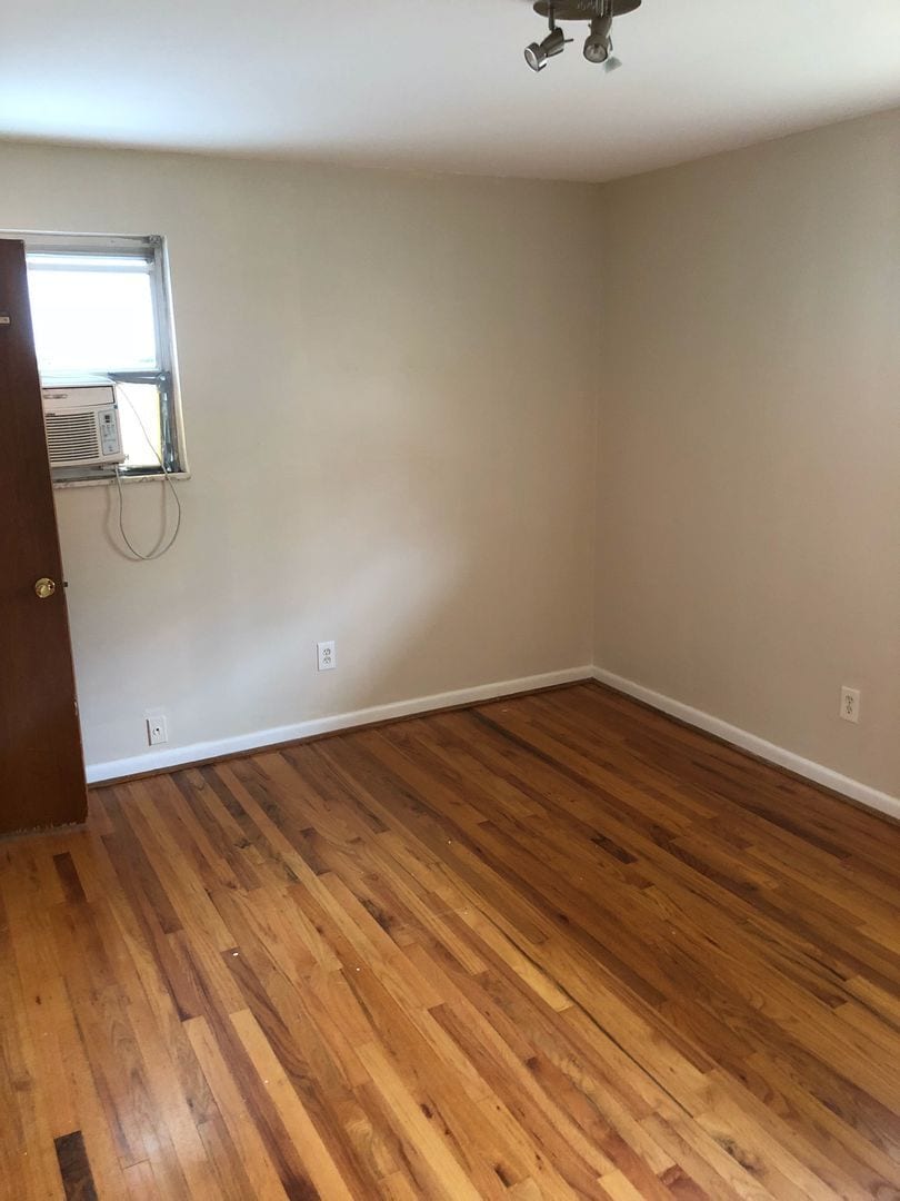 Building Photo - 454 Warner St