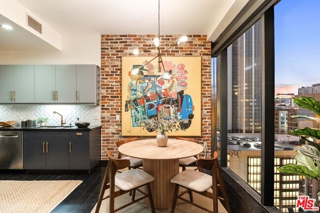 Building Photo - 655 S Hope St