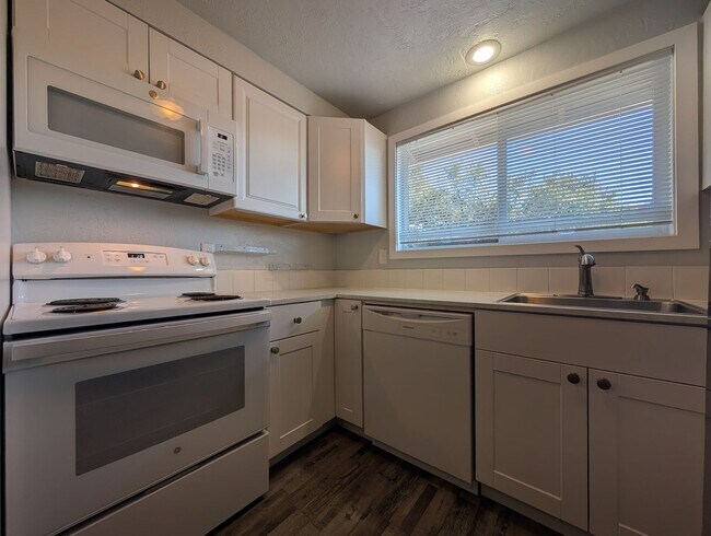 Building Photo - 1044 Q St